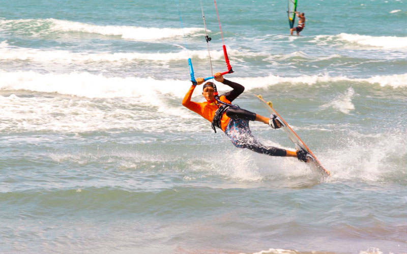 Foto de deportista practicando Kitesurf en Playas del Atlántico