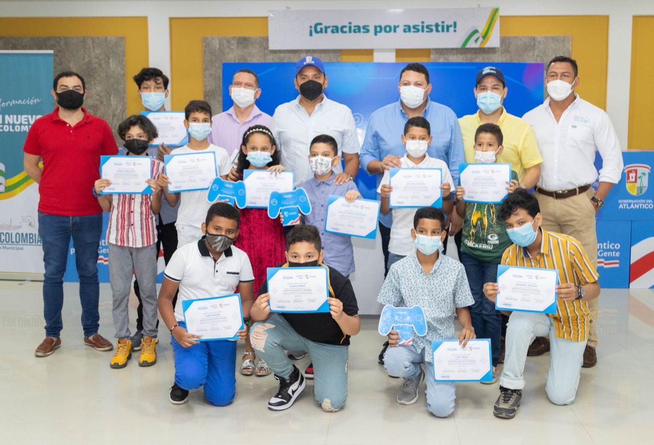 Fotografia grupo de niños graduados con Secretario Tic Juan Carlos de La Cruz Calderón