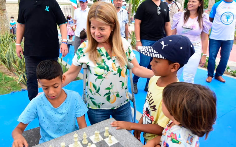 Fotografía de la gobernadora con niños