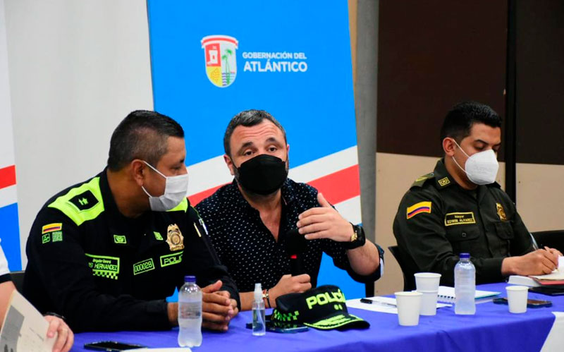 Fotografia del secretario del interior del Atlántico con autoridades departamentales