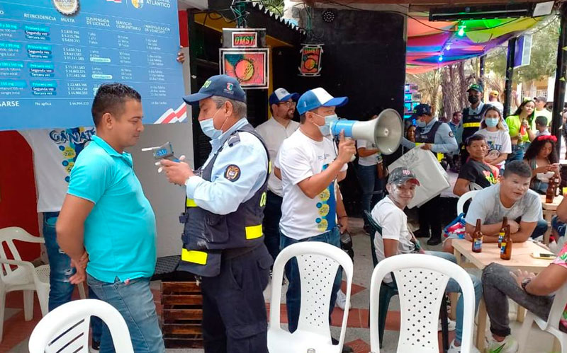 Fotografía de funcionarios del transito departamental en operativo de control a la alcoholemia