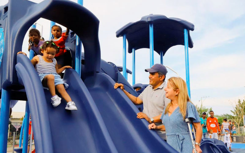 Fotografía de gobernadora viendo niña disfrutar del nuevo parque entregado en Campo de la Cruz junto con el Alcalde