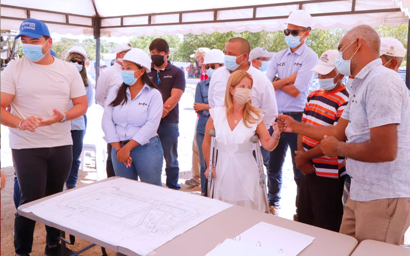 Fotografía Gobernadora Elsa Noguera revisando planos del Parque