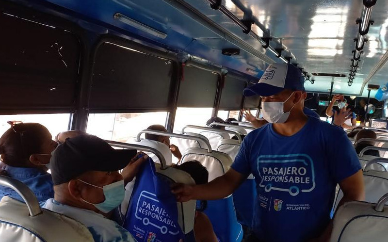 Fotografía funcionario en bus realizando socialización de la campaña
