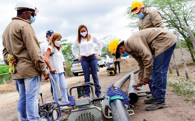 Fotografía de la gobernadora revisando instalación de agua potable