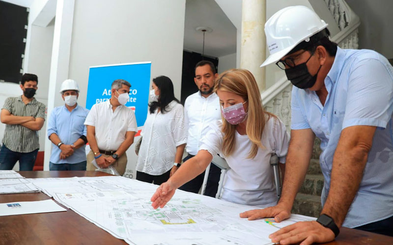 Fotografía Gobernadora Elsa Noguera revisando los planos de Bellas Artes