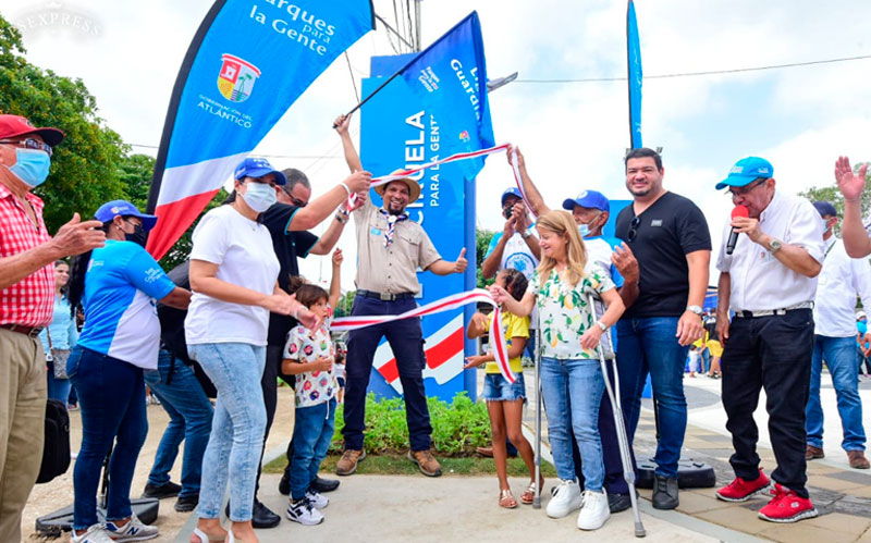 Fotografía de la gobernadora Elsa Noguera inaugurando la Plaza de la Ciruela
