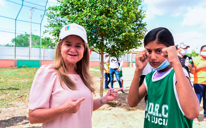Fotografia Gobernadora Elsa Noguera con joven boxeadora de Santa Lucía