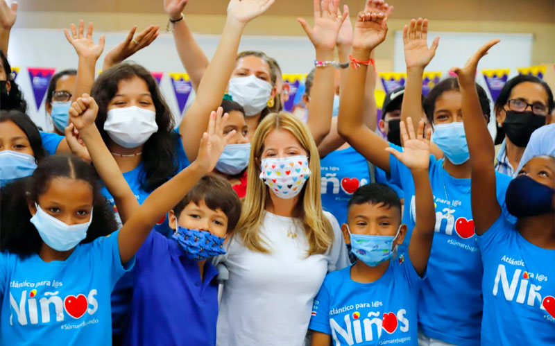 Fotografia gobernadora Elsa Noguera con niños