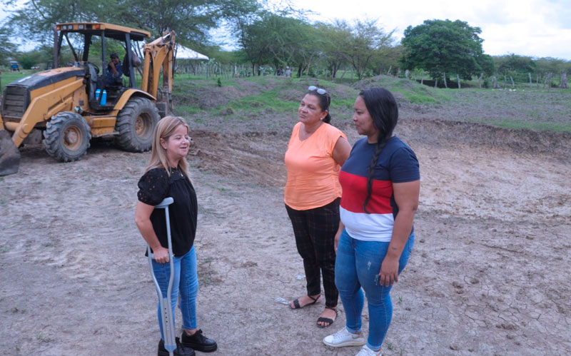 Fotografia de gobernadora Elsa Noguera supervisando obras de reservorios en Campo De La Cruz