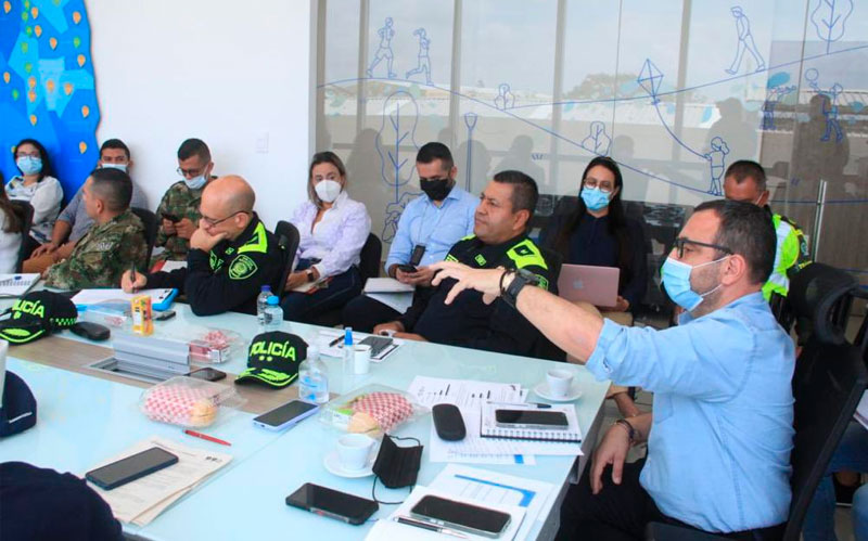 Fotografía secretario del interior reunido con autoridades departamentales