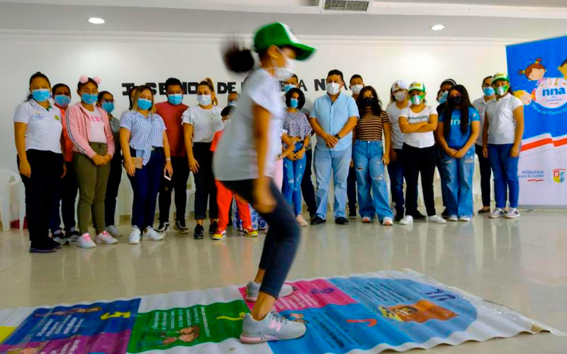 Fotografía niña jugando en el evento de lanzamiento de la ruta integral de atención de infancia y adolescencia