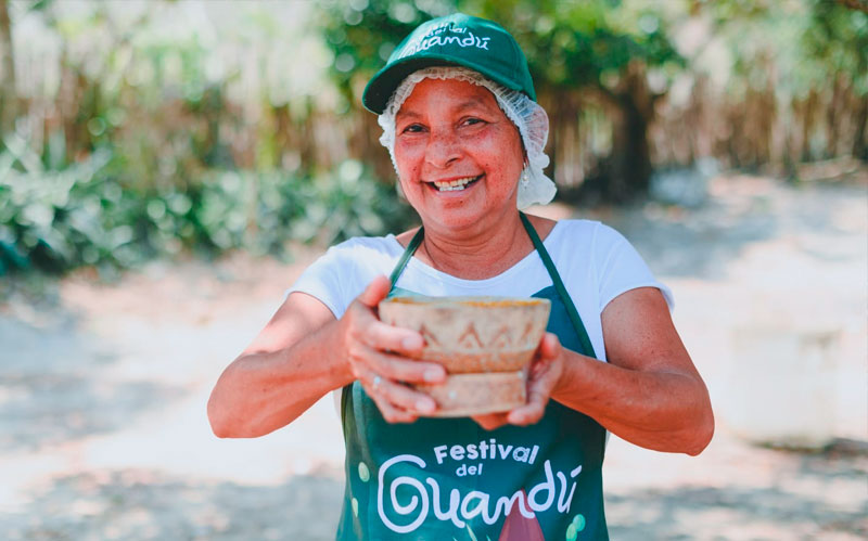 Fotografía de participante en Sazón Atlántico , con totuma de sopas de guandul