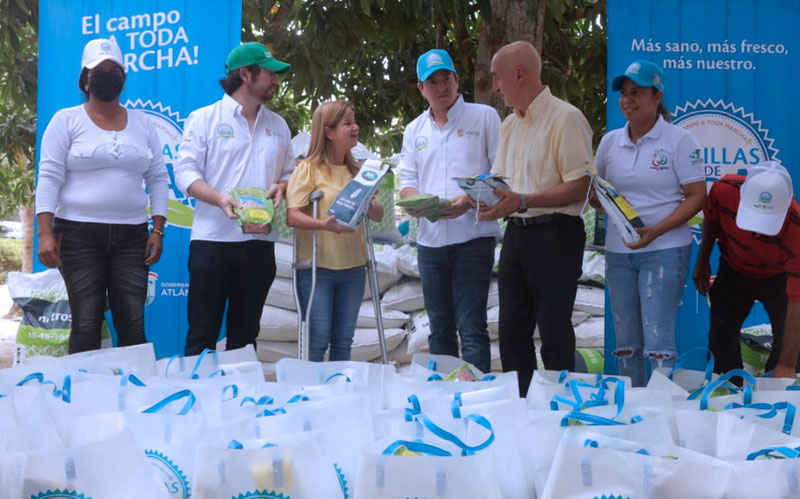 Fotografia Gobernadora Elsa Noguera entregando bolsas de semillas