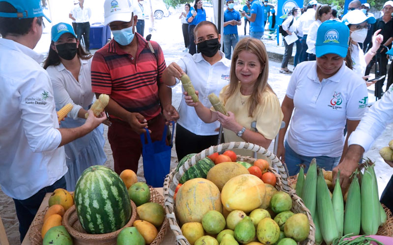 Fotografía gobernadora Elsa Noguera con beneficiario del programa "Semillas de Vida"