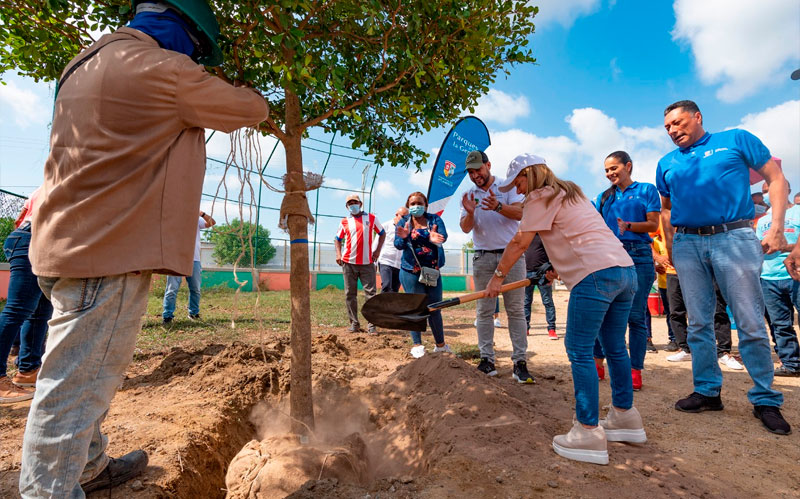 Foto gobernadora sembrando un árbol en un Parque del Atlántico