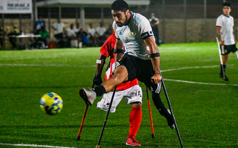 Fotografía futbolista Argentino del torneo de amputados pateando balón al arco