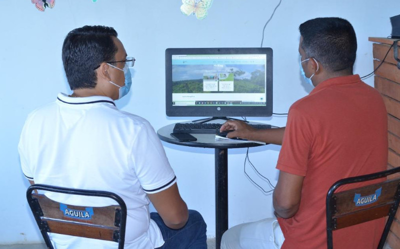 Fotografía secretario de las Tic con beneficiario del proyecto