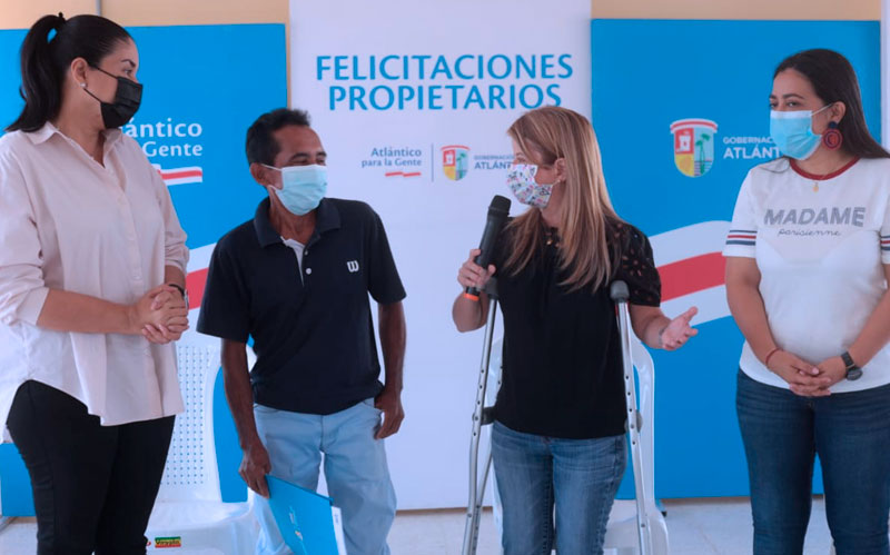 Fotografía de la Gobernadora Elsa Noguera con beneficiario