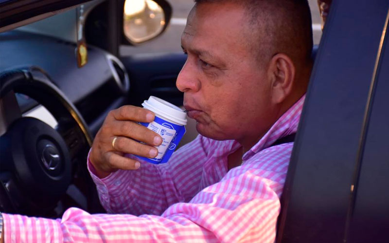 Fotografía de conductor bebiendo café
