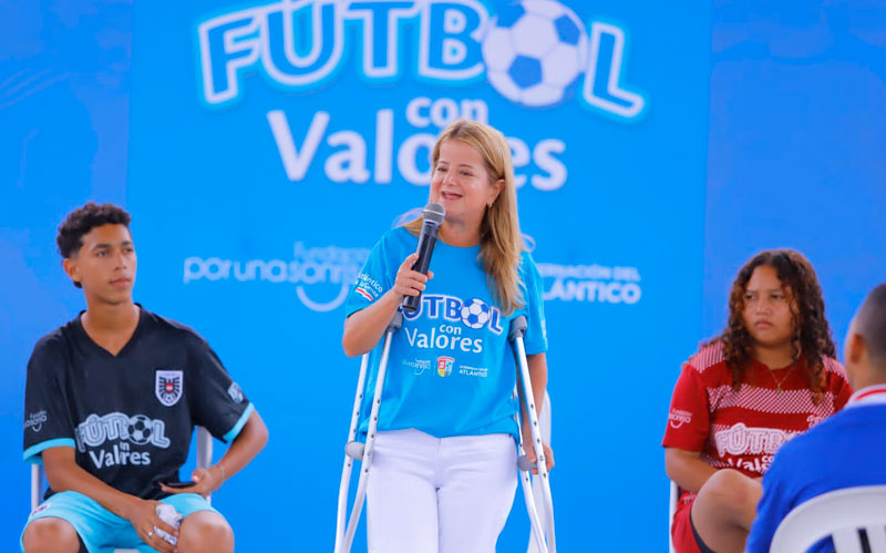 Fotografía de la gobernadora en el lanzamiento del programa 'Fútbol con Valores'
