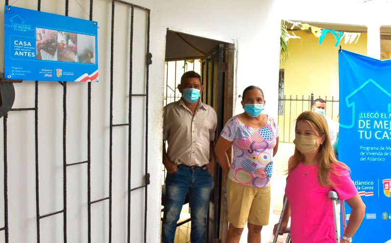 Fotografía de la gobernadora Elsa Noguera con beneficiarios del proyecto de mejoramiento de vivienda