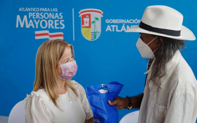 Fotografía gobernadora Elsa Noguera con adulto mayor beneficiado del programa