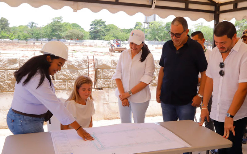 Fotografia gobernadora Elsa Noguera revisando planos de obra de la cancha de la fútbol Salim Gacham, en Campeche,