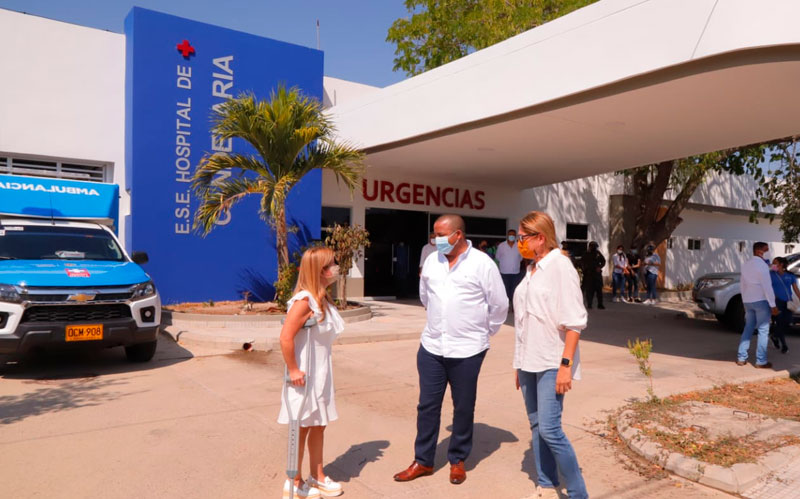 Fotografía Gobernadora Elsa Noguera con alcalde de Candelaria frente a Hospital
