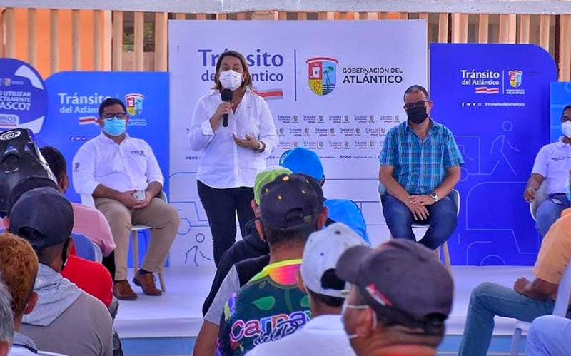 Fotografía Directora del Transito hablándole a un grupo de Motociclistas