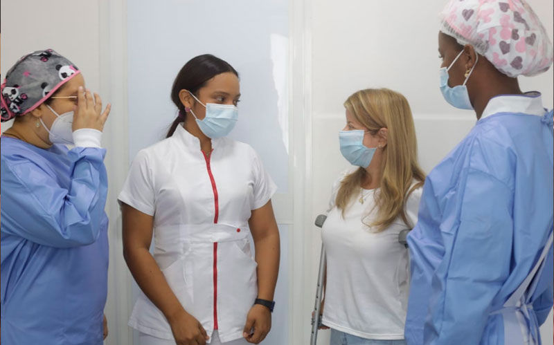 Fotogrfia de la gobernadora con con personal de los centros de salud