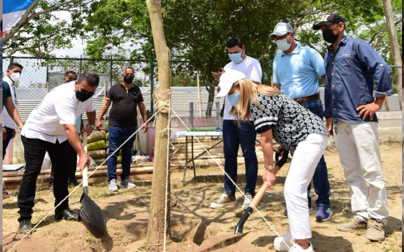 Fotografía gobernadora sembrando arbol en parque de isabel lopez