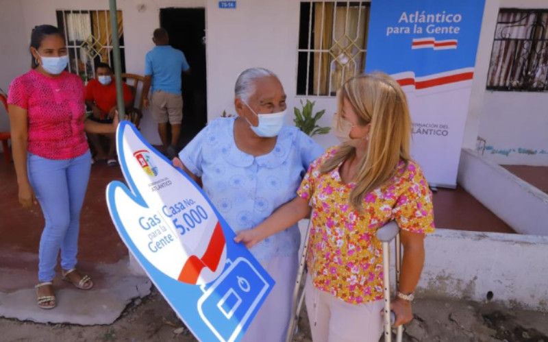Fotografía de la gobernadora Elsa Noguera entregando conexión 5 mil de gas natural en Malambo