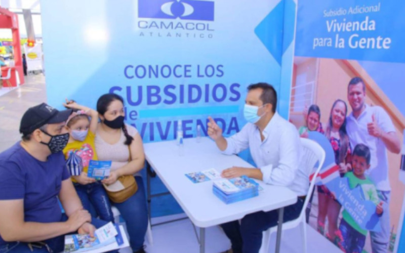 Fotografía familia escuchando asesor de Subsidio de Viviendas