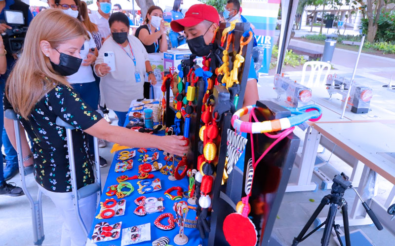 Foto gobernadora Elsa Noguera en feria de emprendimiento