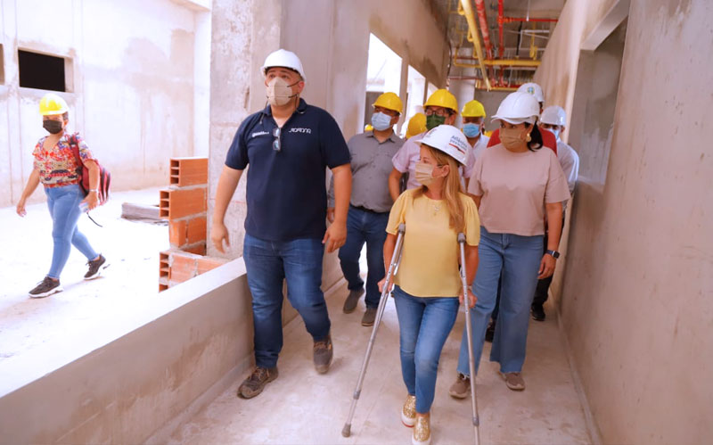 Fotografia de la gobernadora visitando las obras del nuevo Juan Domínguez Romero de Soledad