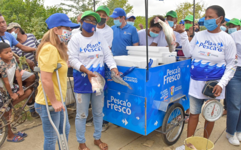 Fotografía Gobernadora con vendedores de pescado