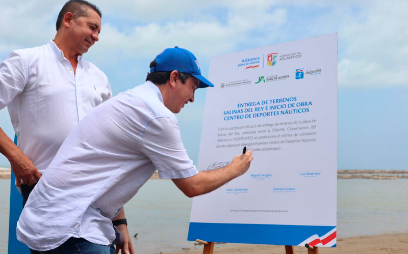 Fotografía firma simbólica del recibimiento del terreno para la Centro de Deportes Náuticos, en Salinas del Rey
