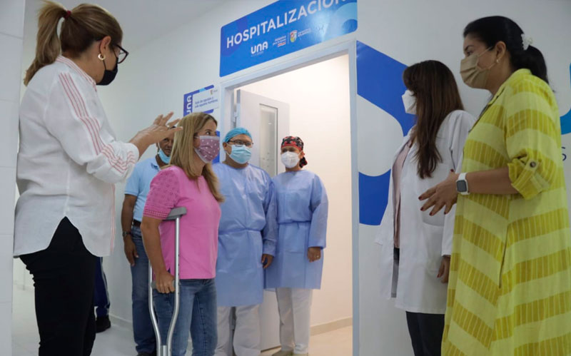 Fotografía de la gobernadora en recorrido en la nueva área de hospitalización de la sede mental en Barranquilla de la ESE Universitaria del Atlántico (UNA)