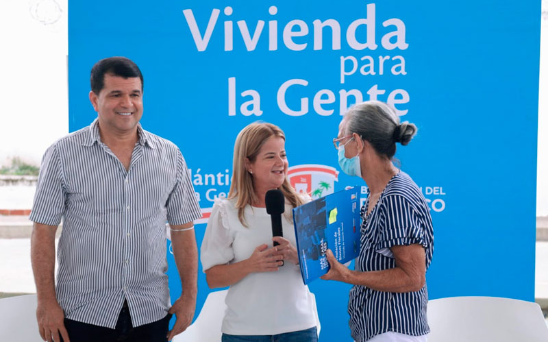 Fotografía Gobernadora entregando titulo de vivienda en Palmar de Varela