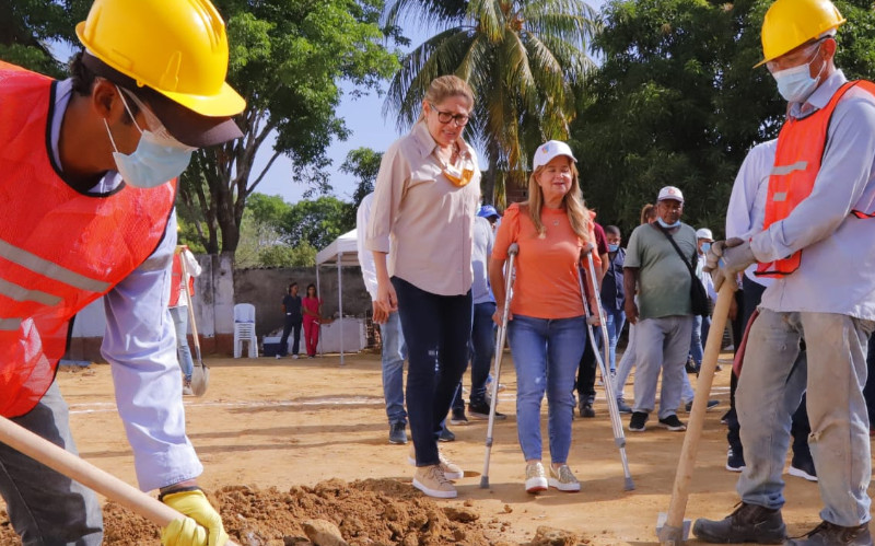 Fotografia gobernadora Elsa Noguera supervisando obras junto a secretaria de salud Alma Solano