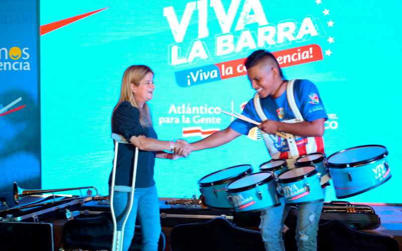 Fotografía de la gobernadora entregando instrumentos a Jóvenes de las barras