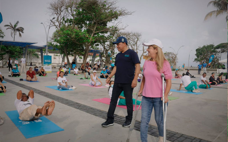 Fotografía de la gobernadora Elsa Noguera, dando inicio al programa 'Vive la Plaza' en Puerto Colombia