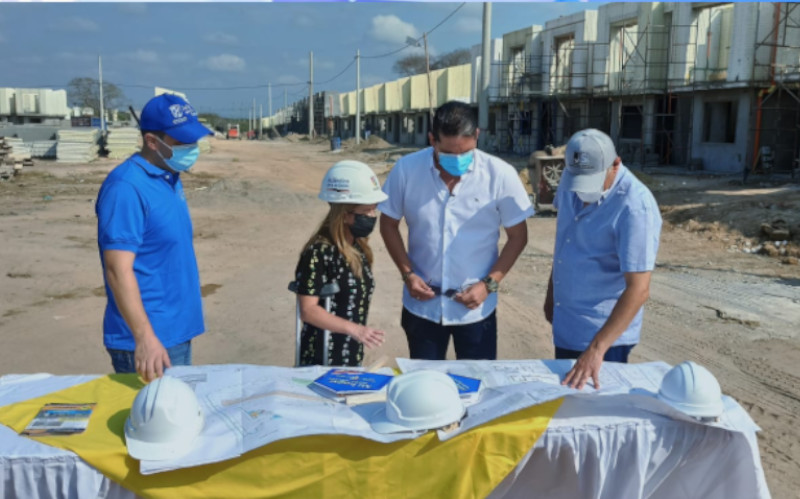 Fotografía Gobernadora revisando planos de viviendas