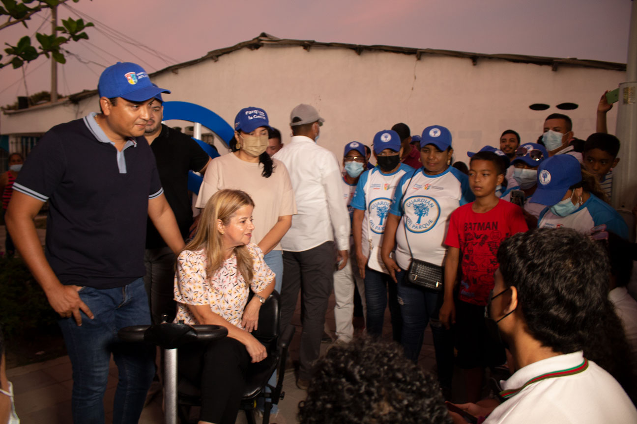 Fotografía de la Gobernadora Elsa Noguera con el Secretario Tic entregando Internet Gratis para La gente en Malambo