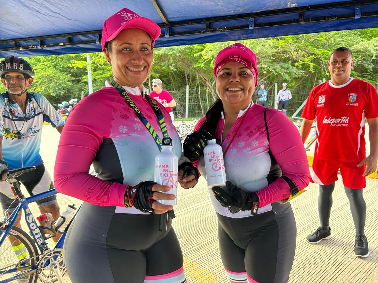Madres felices practicando deporte C143