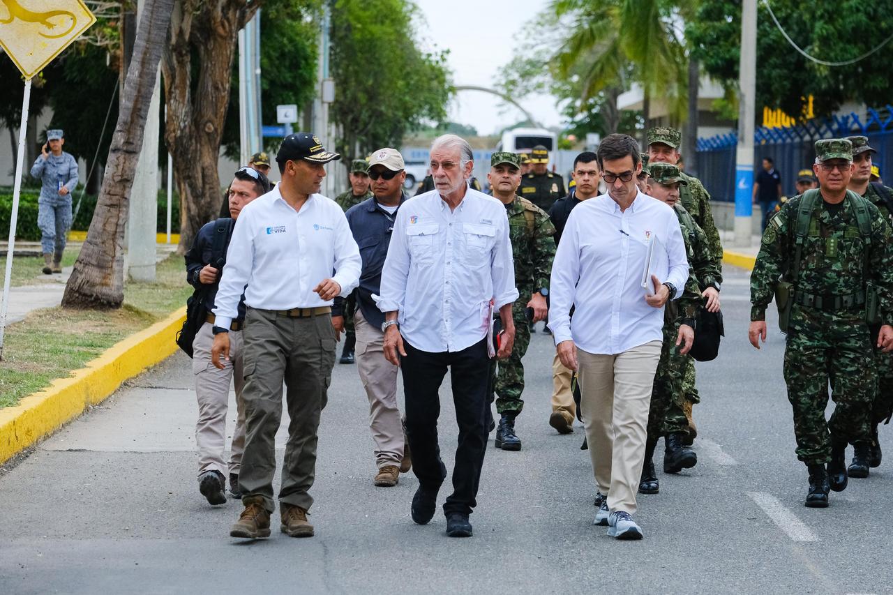 Gobernador Verano caminando con ministro de defensa c104