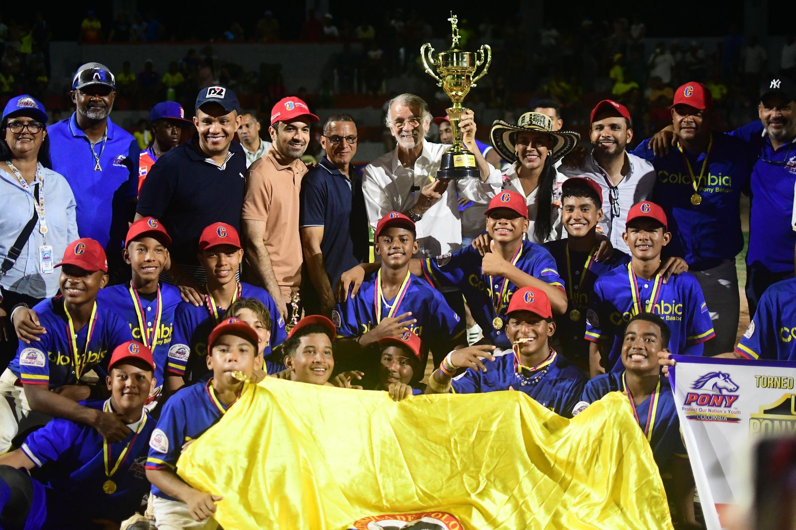 Gobernador Verano alzando la copa del equipo de beisbol colombiano c109