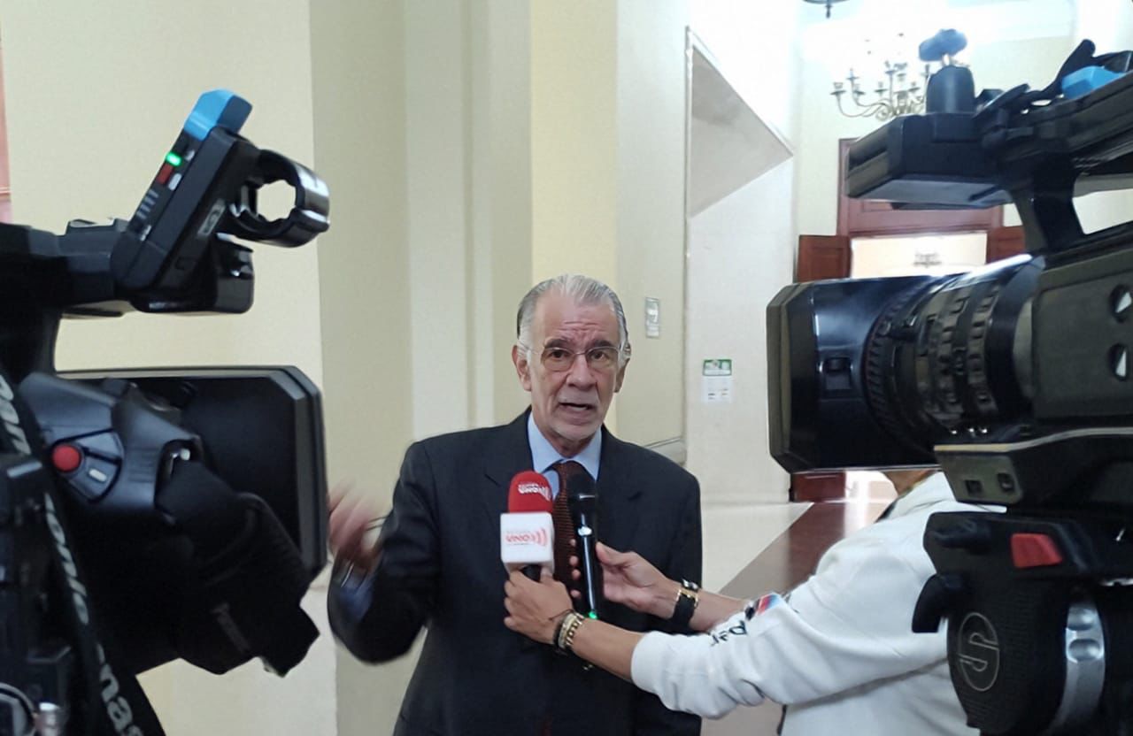 Gobernador Verano dando una entrevista c113