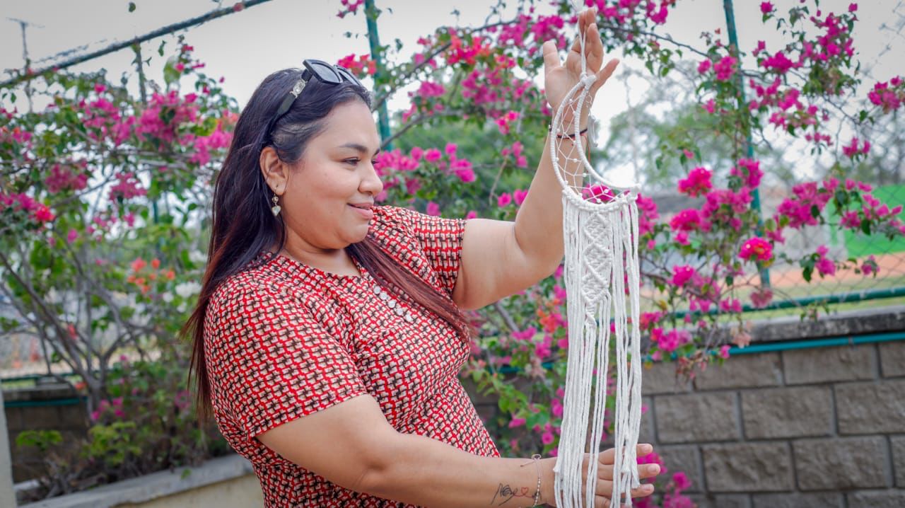 Mujer con una artesanía c115